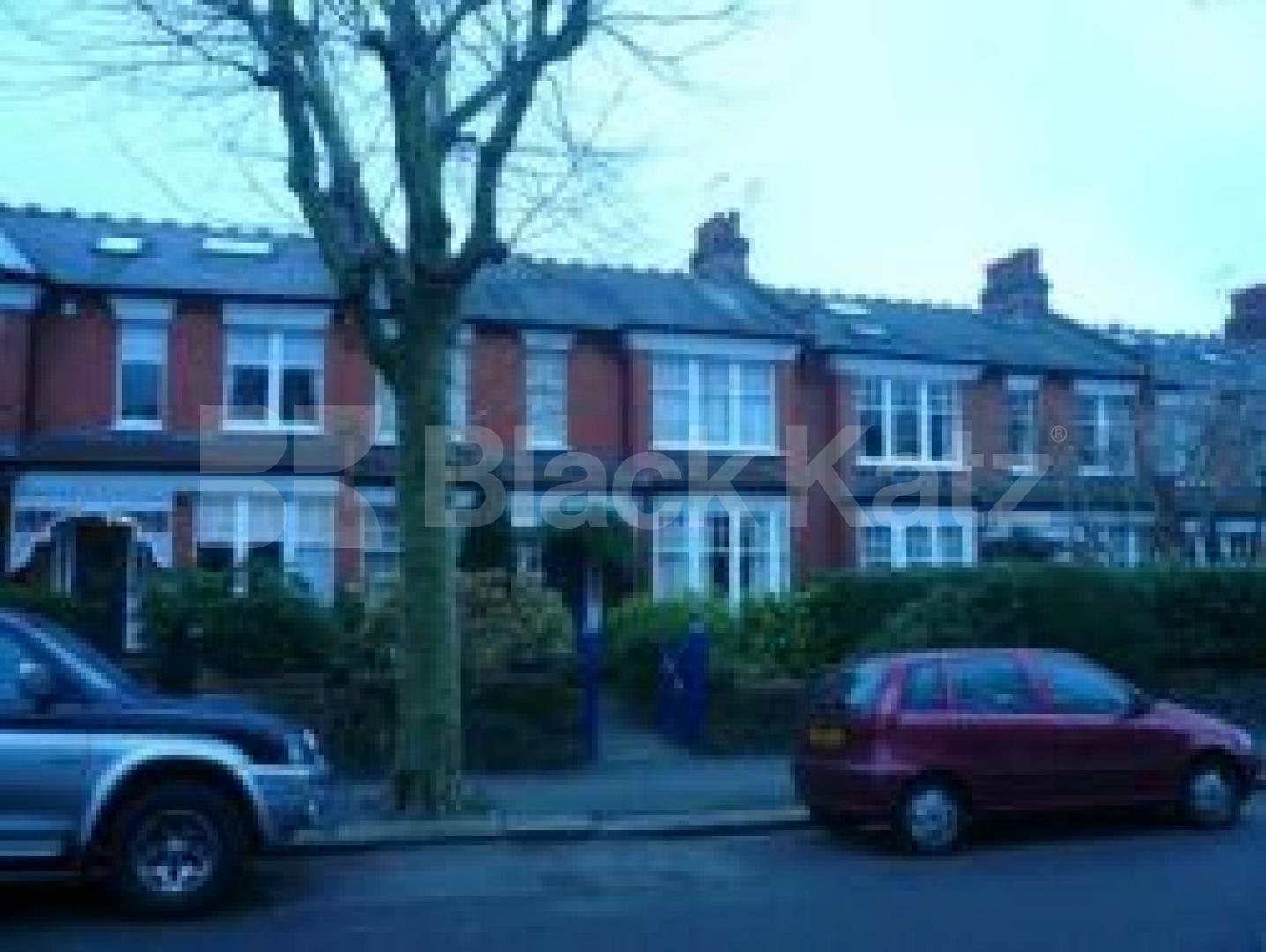 			AMAZING STUDIO!!!, Studio Apartment, 1 bath, 1 reception Flat			 Grand Avenue, MUSWELL HILL N10